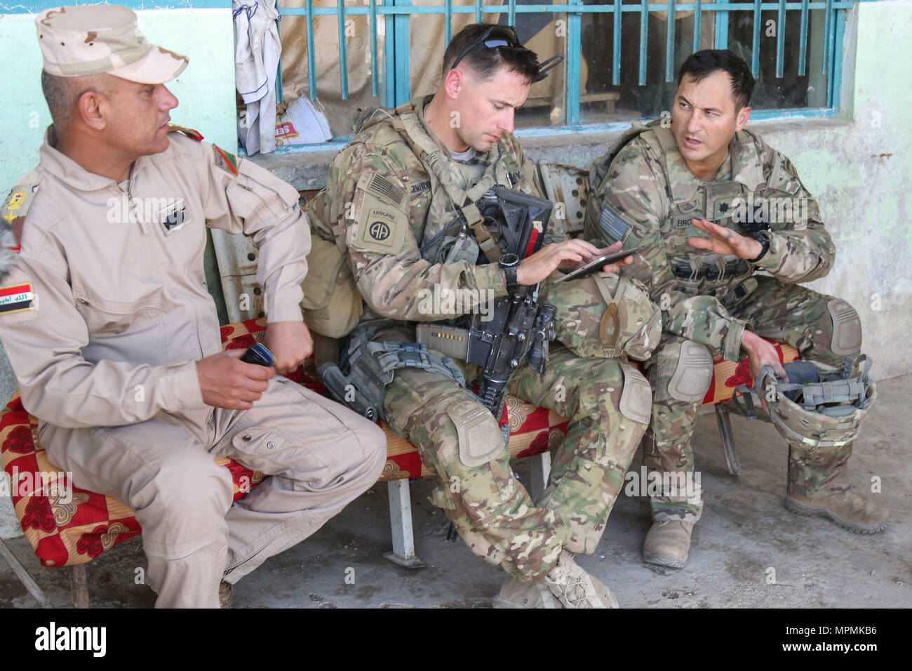 Befehlshaber der US-Armee, in der Unterstützung von Combined Joint Task Force - inhärenten Lösen bereitgestellt und an 2nd Brigade Combat Team zugewiesen, 82nd Airborne Division, der Standort für eine neue Patrol Base mit einem 9 irakische Armee Division Leader in der Nähe von Mossul, Irak, 30. März 2017 diskutiert. Die 2 BCT, 82nd Abn. Div., ermöglicht ihre irakischen Sicherheitskräfte Partnern durch das beraten und unterstützen die Mission, die die Planung, Erfassung und Analyse von Intelligenz, Kraft und Präzision Brände die militärische Niederlage der ISIS zu erreichen. CJTF-OIR ist die globale Koalition zu besiegen ISIS im Irak und Syr Stockfoto