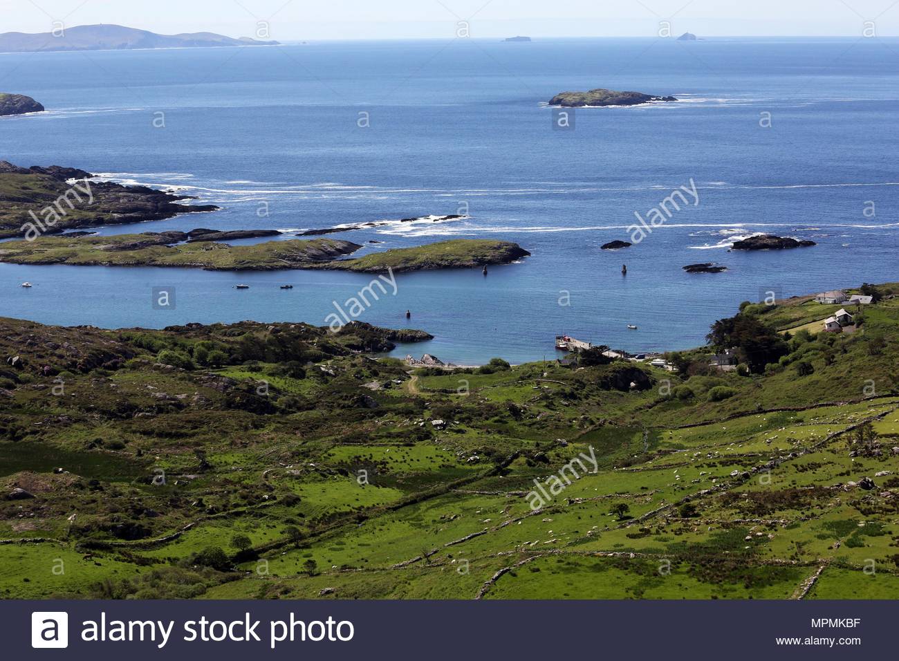 Teil der irischen Küste jenseits Derrynane auf der Iveragh Halbinsel im Südwesten von Irland. Dies ist ein Teil des berühmten Ring of Kerry. Stockfoto