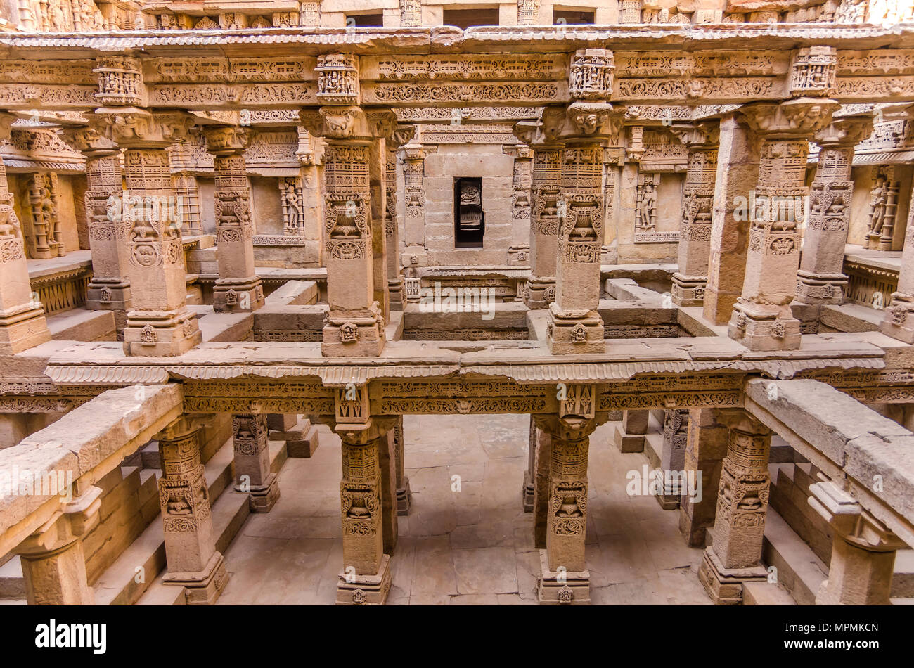 Gott und Göttin Skulpturen an stepwell Rani ki Vav, ein aufwendig konstruierten historischen Ort in Gujarat, Indien. Ein UNESCO Weltkulturerbe. Stockfoto Gott und Göttin Skulpturen an stepwell Rani ki Vav, ein aufwendig konstruierten historischen Ort in Gujarat, Indien. Ein UNESCO Weltkulturerbe. Stockfoto