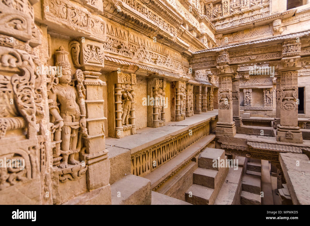 Gott und Göttin Skulpturen an stepwell Rani ki Vav, ein aufwendig konstruierten historischen Ort in Gujarat, Indien. Ein UNESCO Weltkulturerbe. Stockfoto Gott und Göttin Skulpturen an stepwell Rani ki Vav, ein aufwendig konstruierten historischen Ort in Gujarat, Indien. Ein UNESCO Weltkulturerbe. Stockfoto