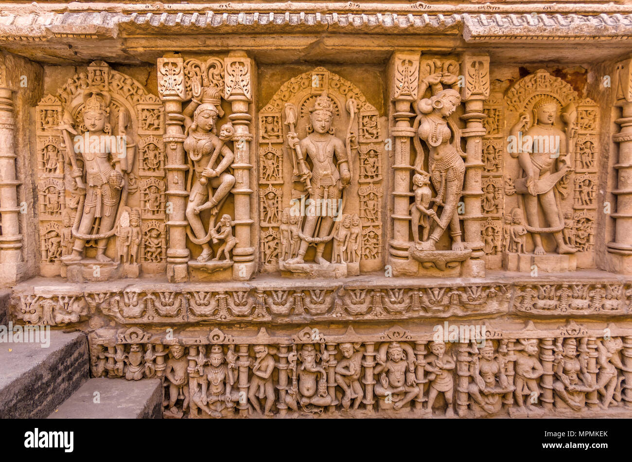gott-und-g-ttin-skulpturen-an-stepwell-rani-ki-vav-ein-aufwendig