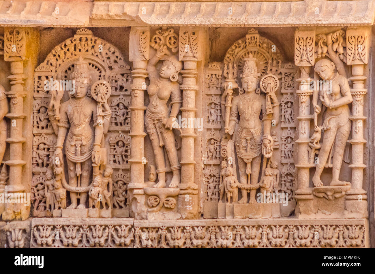 Gott und Göttin Skulpturen an stepwell Rani ki Vav, ein aufwendig konstruierten historischen Ort in Gujarat, Indien. Ein UNESCO Weltkulturerbe. Stockfoto Gott und Göttin Skulpturen an stepwell Rani ki Vav, ein aufwendig konstruierten historischen Ort in Gujarat, Indien. Ein UNESCO Weltkulturerbe. Stockfoto