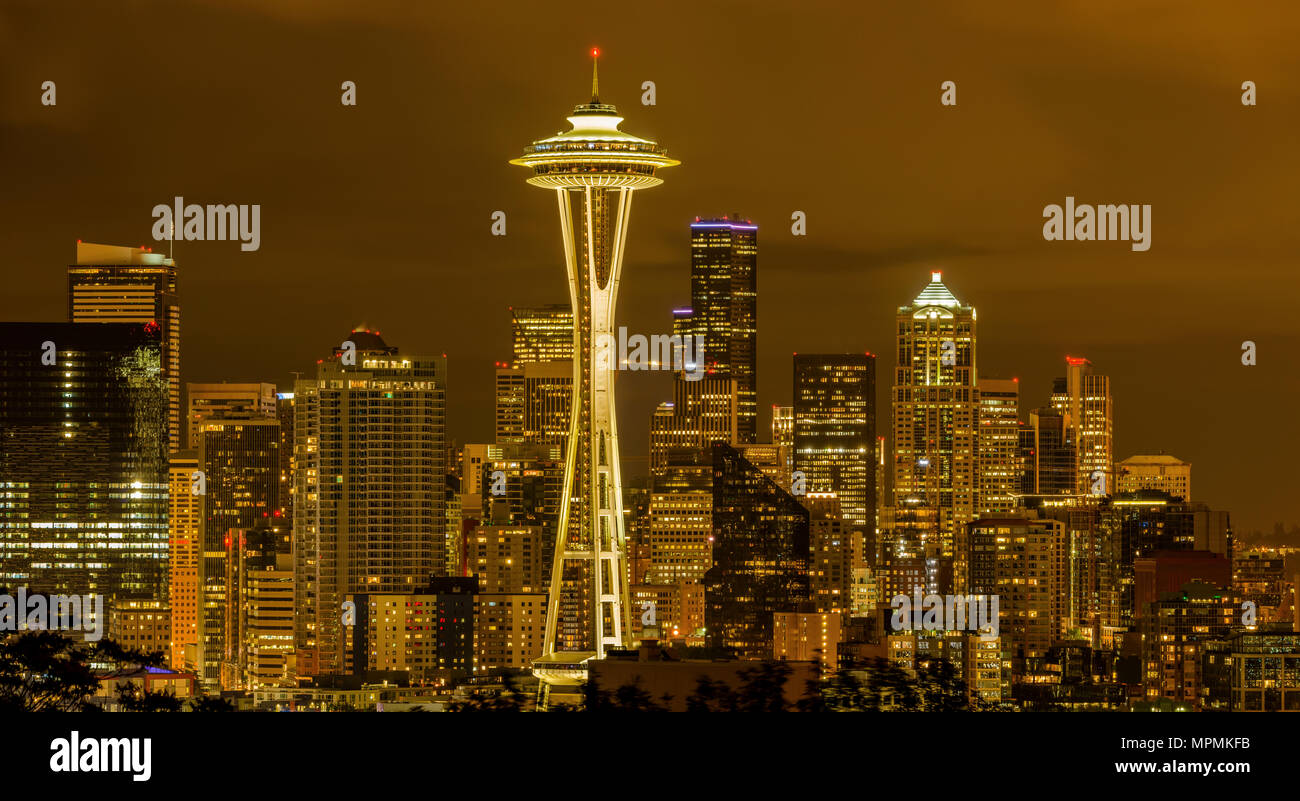 Bewölkt Nacht in der Innenstadt von Seattle - ein Panoramablick bewölkt Nacht Blick auf Downtown Seattle Skyline. Washington, USA. Stockfoto