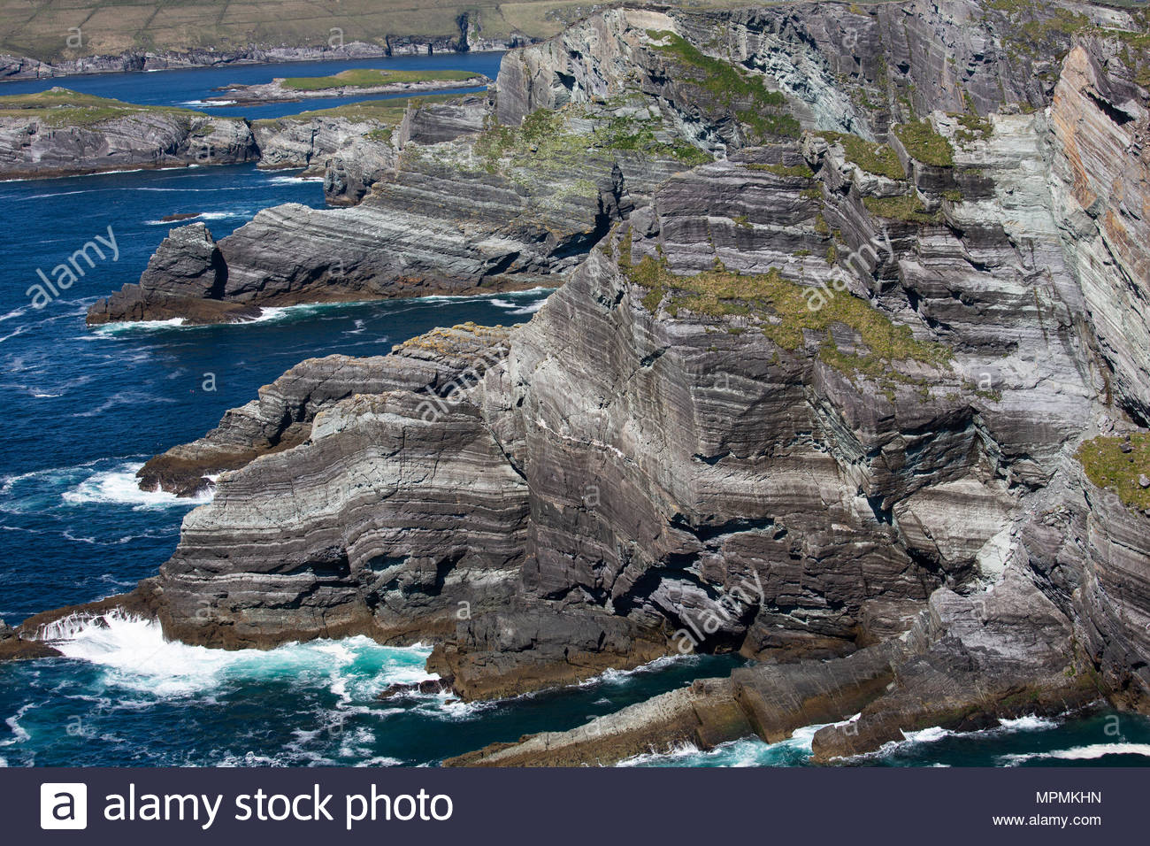 Schönen Klippen entlang der Küste von Kerry im Südwesten Irlands an einem sonnigen Tag im Mai Stockfoto