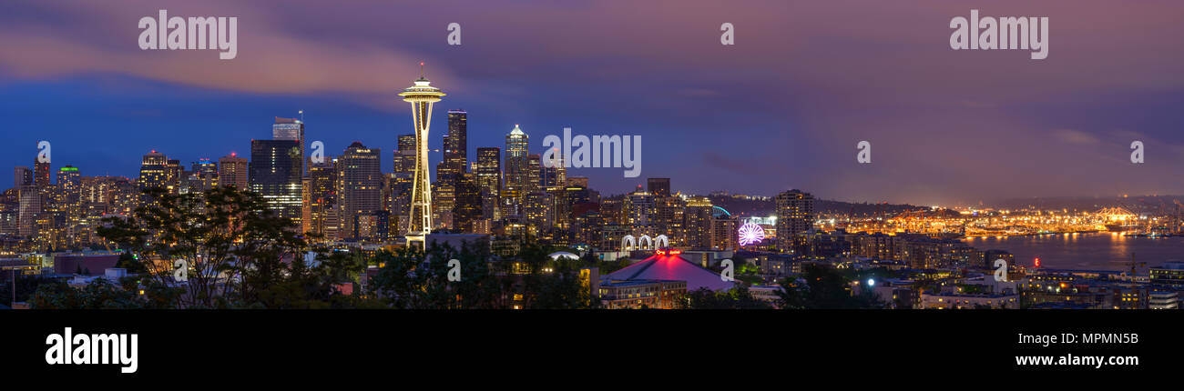 Seattle bei Nacht - einen Panoramablick auf einem bewölkten Frühling Nacht in Seattle, Washington, USA. Stockfoto