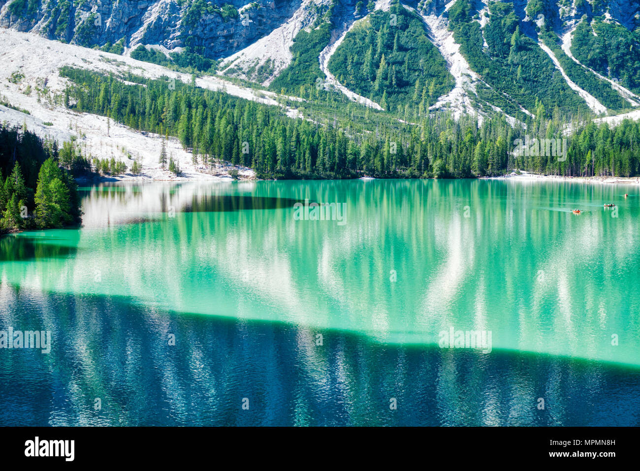 Schönen Farben der Pragser See im Sommer Saison mit sonnigem Licht, Schatten und Berg Croda del Becco im Hintergrund, Dolomiten - Italien Stockfoto