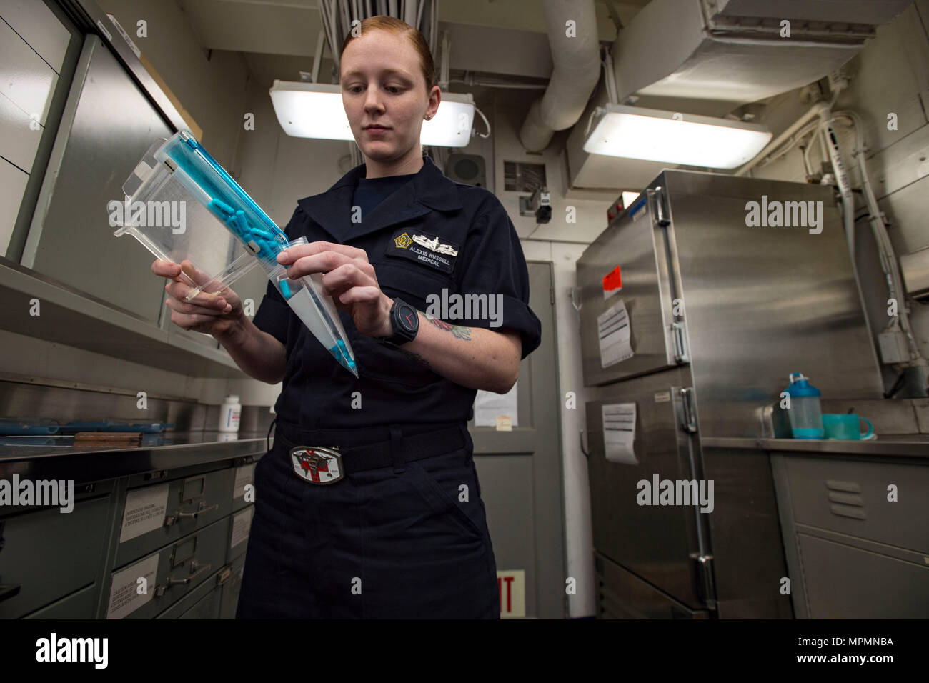 170331-N-WS581-097 Atlantik (31. März 2017) Hospitalman Alexis Russell, von St. Augustine, Florida, gießt Medizin in einem Dispergier Beutel in der Apotheke des Flugzeugträgers USS Dwight D. Eisenhower (CVN-69) (Ike). Ike und seine Träger Streik Gruppe führen im Gange eine Sustainment Übung zur Unterstützung der optimiert Flotte Antwort planen (OFRP). (Foto: U.S. Navy Mass Communication Specialist 2. Klasse Andrew J. Sneeringer) Stockfoto