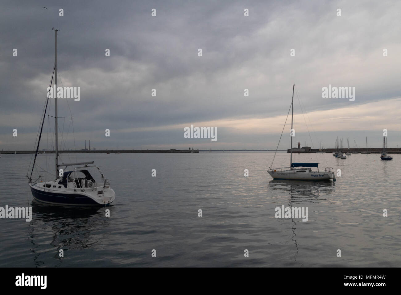 Sonnenuntergang in Dun Laoghaire Hafen, Segelboote, sanfte Farben, ruhiges Meer Oberfläche Stockfoto