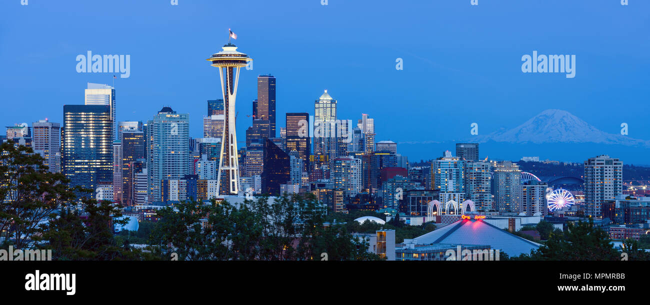 Seattle in der Dämmerung - einen herrlichen Sonnenuntergang Blick auf eine klare Frühlingsabend in Seattle Downtown, mit Mount Rainier im Hintergrund. Washington, USA. Stockfoto