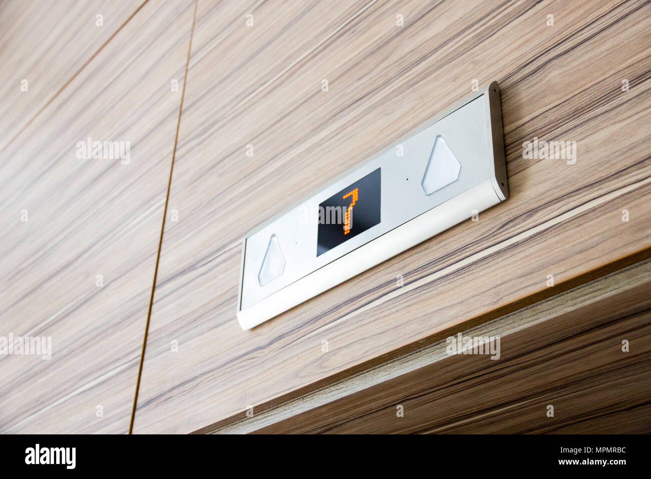 Elektronische Digitale Anzeige mit Anzahl der siebten Stockwerk über der Aufzugstür Stockfoto