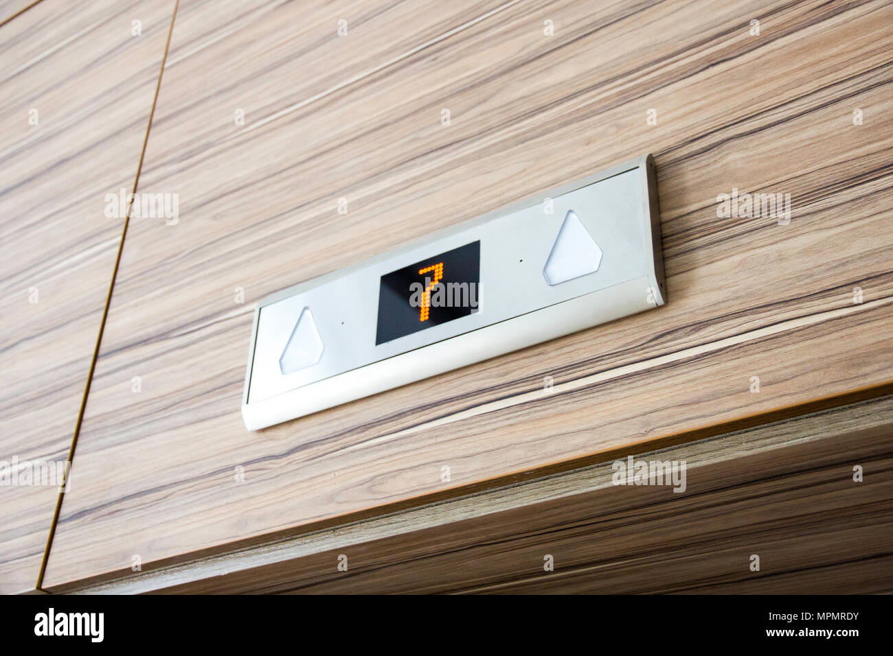 Über Fahrstuhl Tür digitales Display mit Nummer sieben Stock Stockfoto