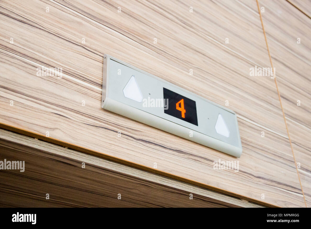 Anzahl der vierten Etage auf LED-Bildschirm elektronische Digitalanzeige oben Aufzugstür Stockfoto