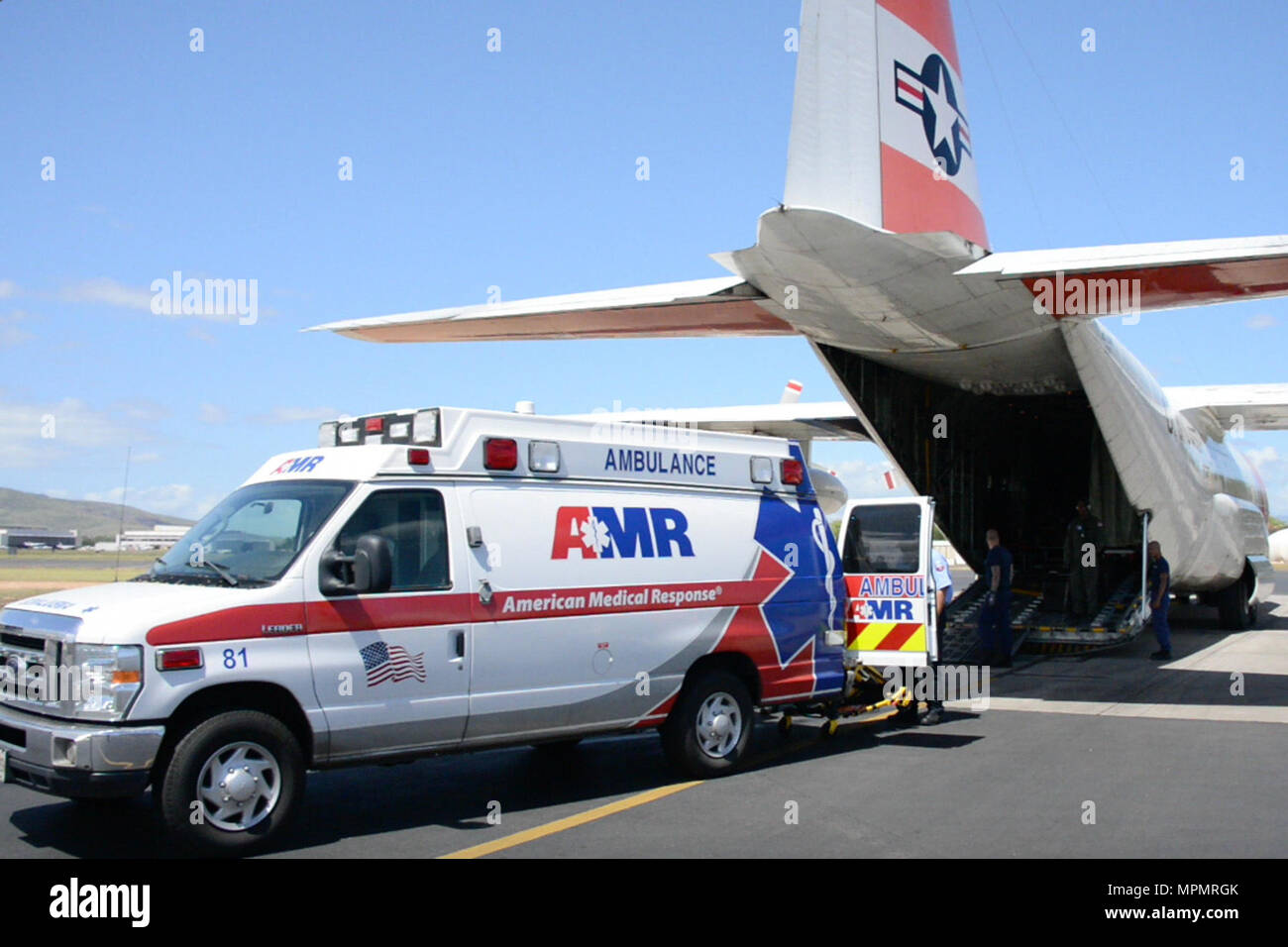 Coast Guard Crewmitglieder helfen lokalen Notrufzentrale für den Transport eines Patienten zu Queens Medical Center von Coast Guard Air Station Friseure, Oahu, 4. April 2017. Der 74-jährige Mann in stabiler Zustand nach Honolulu angekommen, nachdem medizinisch durch einen HC-130 Hercules festen Flügel Flugzeug 1.061 Meilen von Palmyra Atoll evakuiert. (U.S. Coast Guard Foto von Petty Officer 3. Klasse Amanda Poudret/Freigegeben) Stockfoto