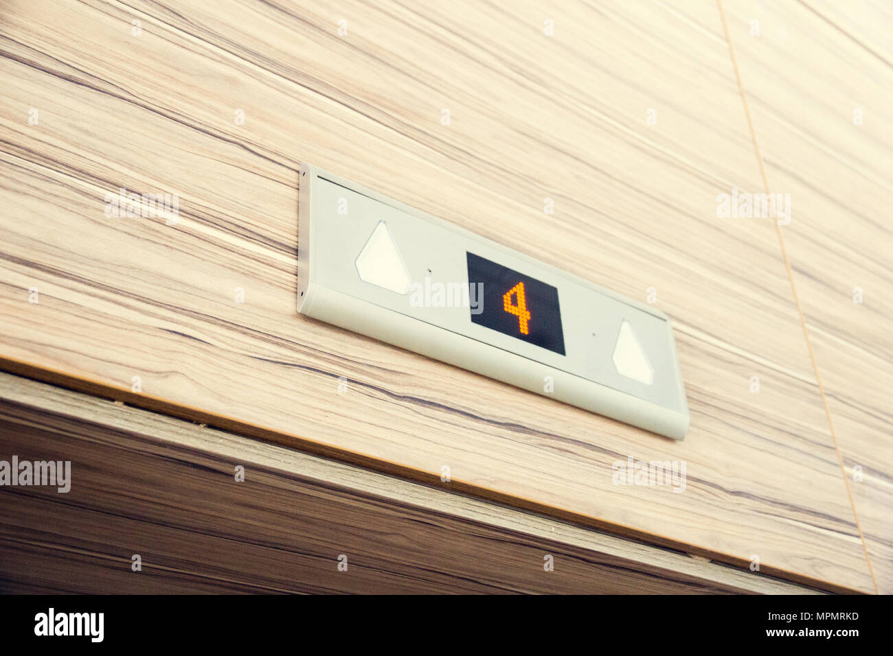 Oben Aufzugstür elektronische digitale Anzeige mit Nummer vier Stock Stockfoto