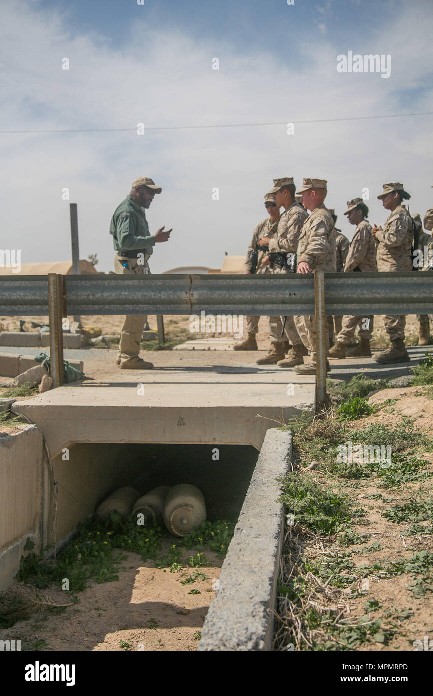 CAMP BEUHRING, Kuwait (Mar. 1, 2017) US-Marines mit Combat Logistik Bataillon 11, 11 Marine Expeditionary Unit, und Soldaten mit 3. gepanzerte Brigade Combat Team, 215 Brigade Support Bn., erfahren Sie, wie Improvised Explosive Devices beim Counter IED Ausbildung zu identifizieren als Teil einer Erhaltung Training im Camp Beuhring, Kuwait, März 1. Während der Schulung, Service Mitglieder unterrichtet werden die verschiedenen Orte IEDs können gesetzt werden, um einer Entdeckung zu vermeiden; unter Brücken, auf Straßen, in Fahrzeugen und vielen anderen Standorten. Marines werden unterrichtet counter IED Schritte zu verstehen, wie Sie reagieren auf potente Stockfoto