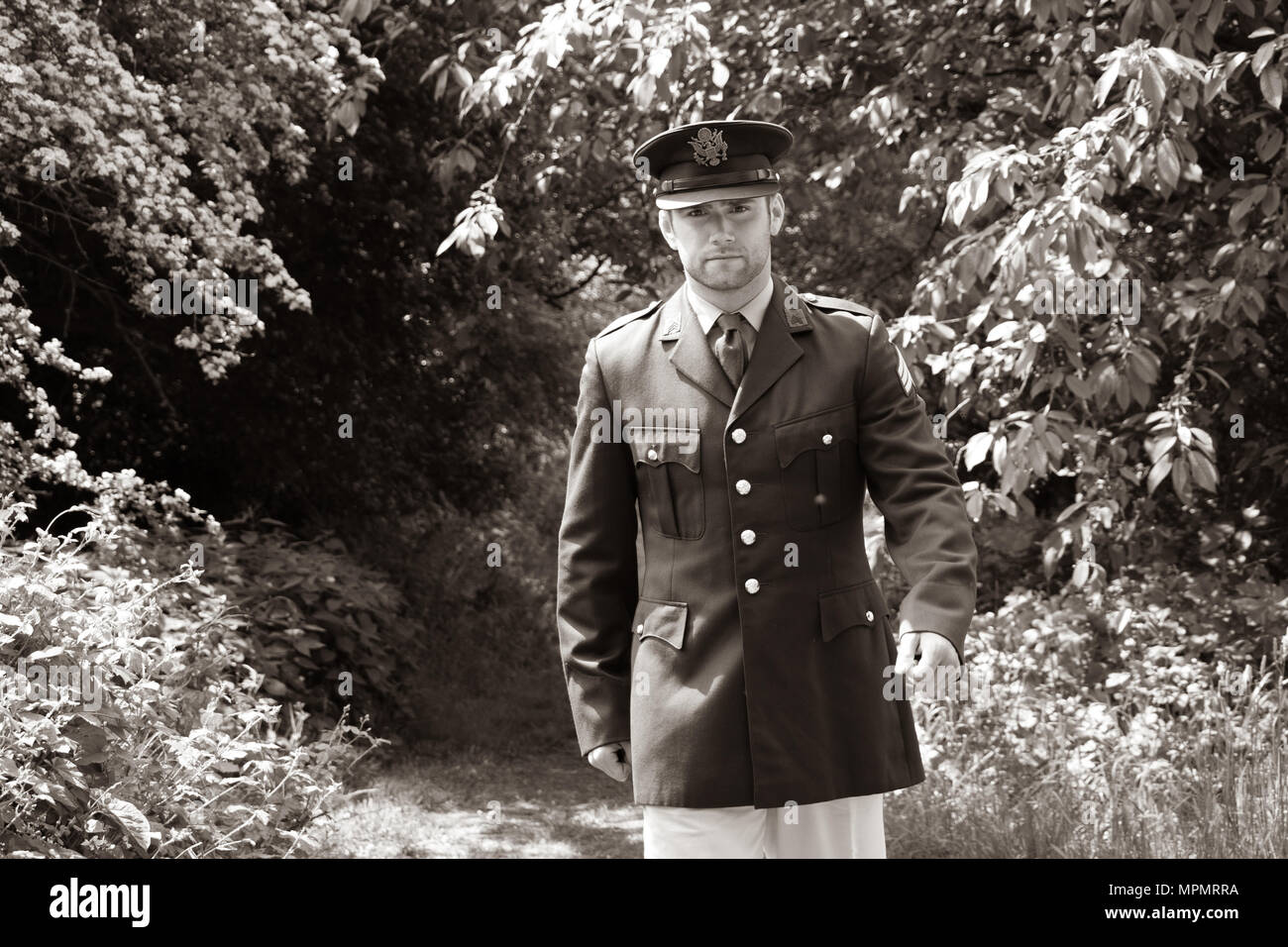 Stattlichen amerikanischen WWII GI Offizier in Uniform zu Fuß durch den Wald Stockfoto