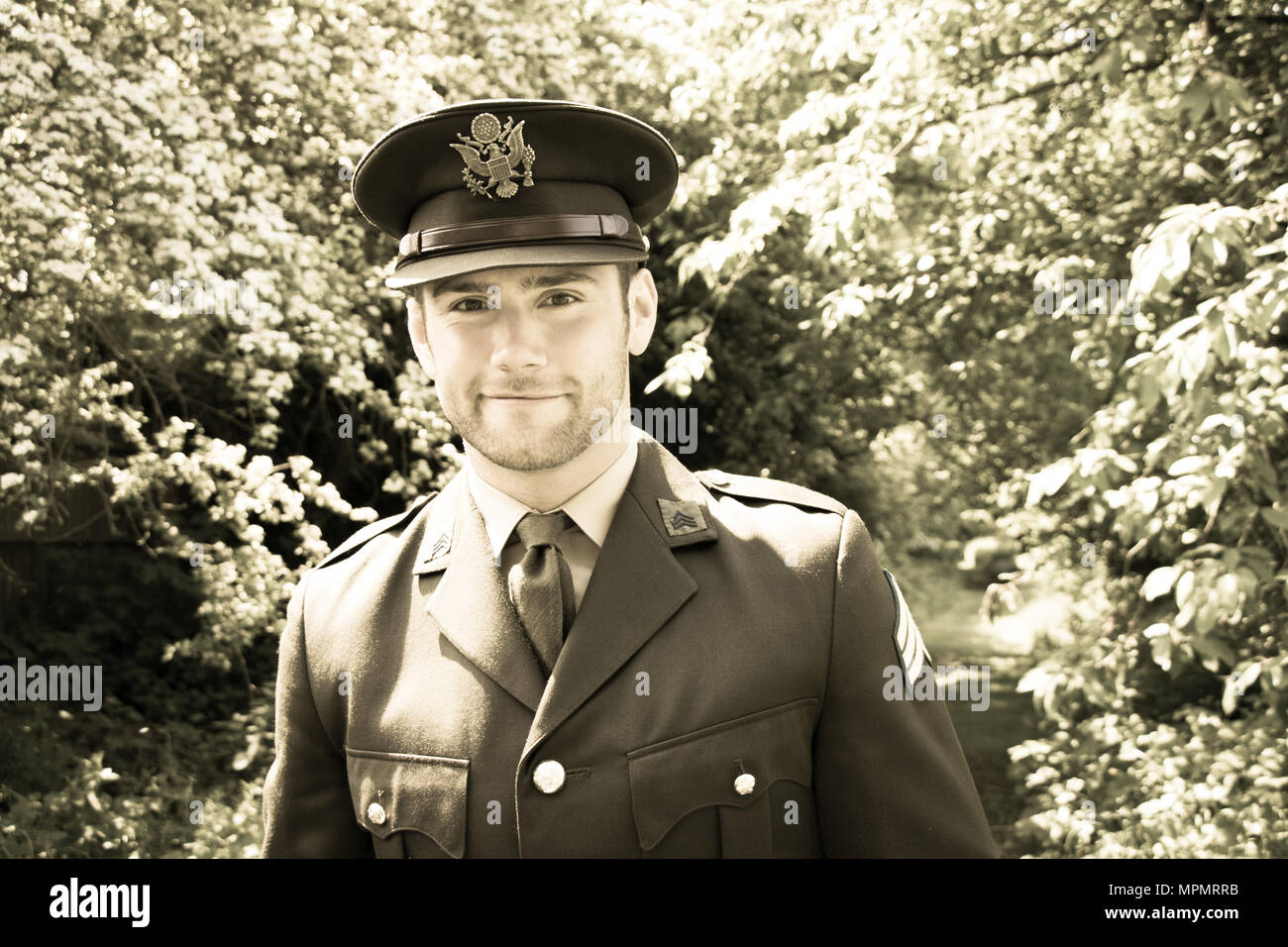 Stattlichen amerikanischen WWII GI Offizier in Uniform zu Fuß durch den Wald Stockfoto
