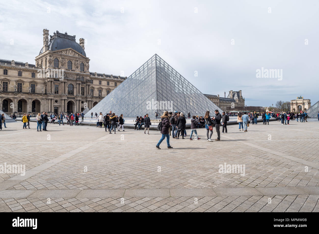 Frankreich, Paris, 2. April 2018: Pyramide du Louvre entworfen von I.M. Pei Stockfoto