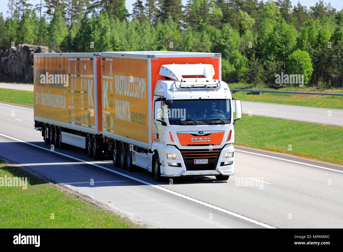 Man TGX 35.580 mit hoher Kapazität Transport-LKW für Kesko Logistik. Der 31,2 m lange 74 tn Zug arbeitet mit Genehmigung. Paimio, Finnland - 18. Mai, 18. Stockfoto