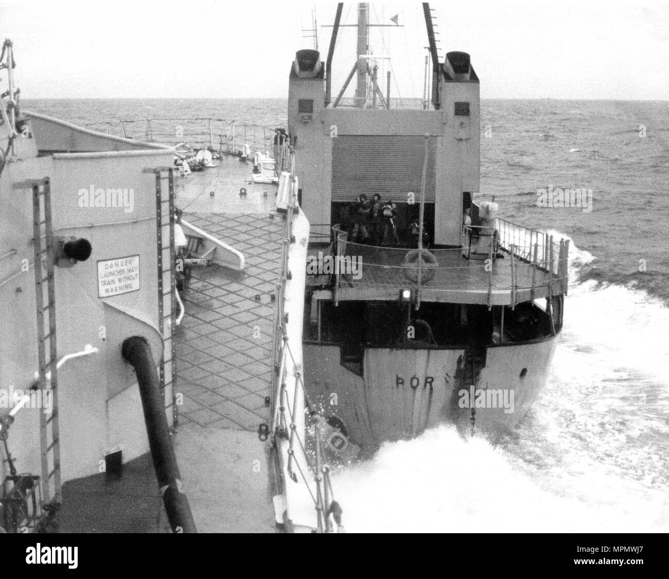 HMS Leander und das isländische Kanonenboot Thor kollidieren während der Kabeljau Krieg 1972 Stockfoto