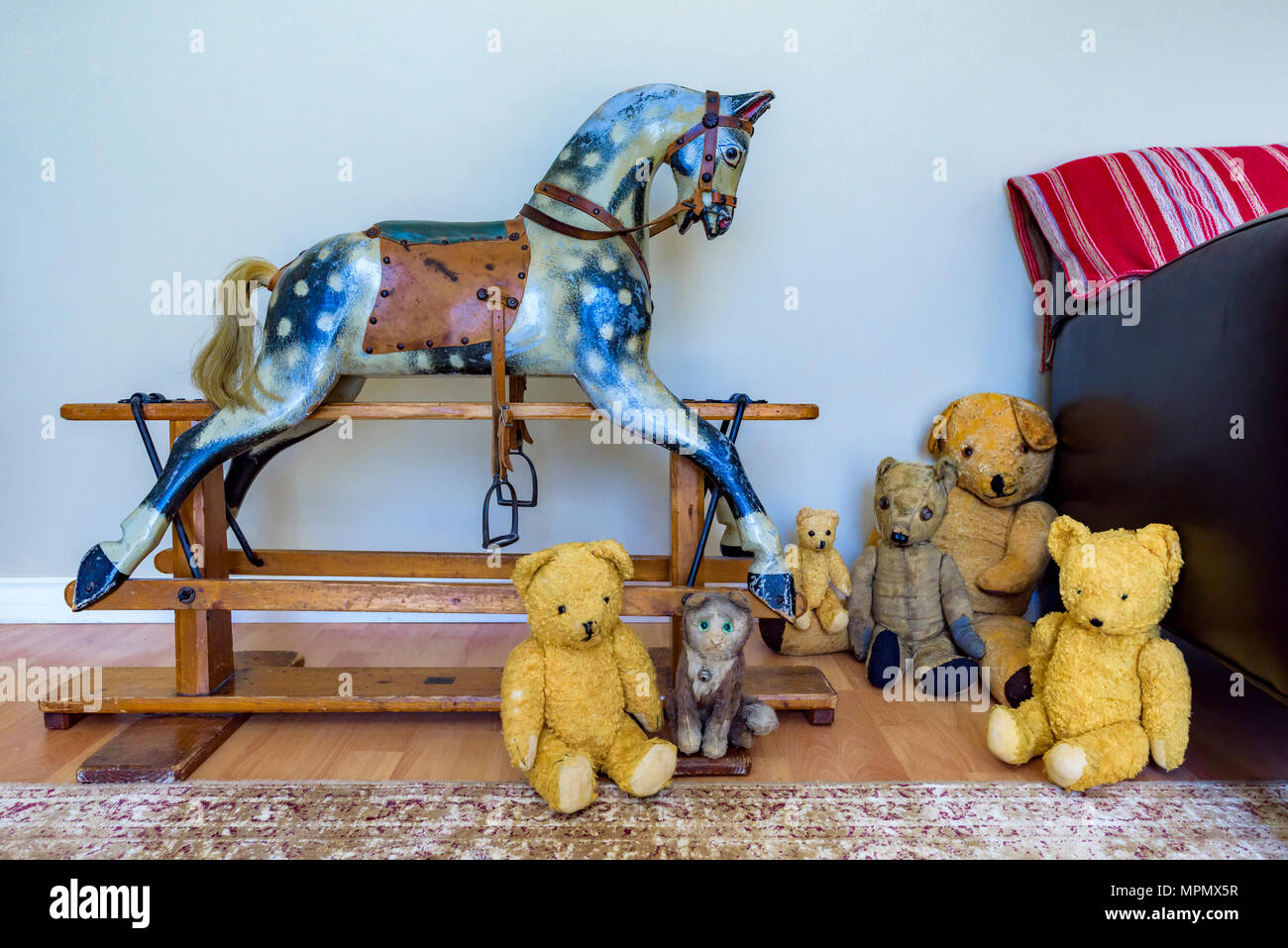 Jahrgang, antike, BCL Rambler Schaukelpferd und Teddybären Stockfoto