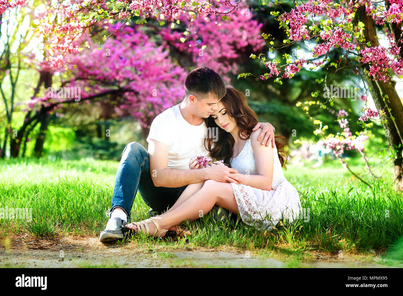 Kuscheln Paar. Paar in der Liebe. Liebe Paar. Liebe Umarmung. Liebe küssen.  Paar kiss Stockfotografie - Alamy