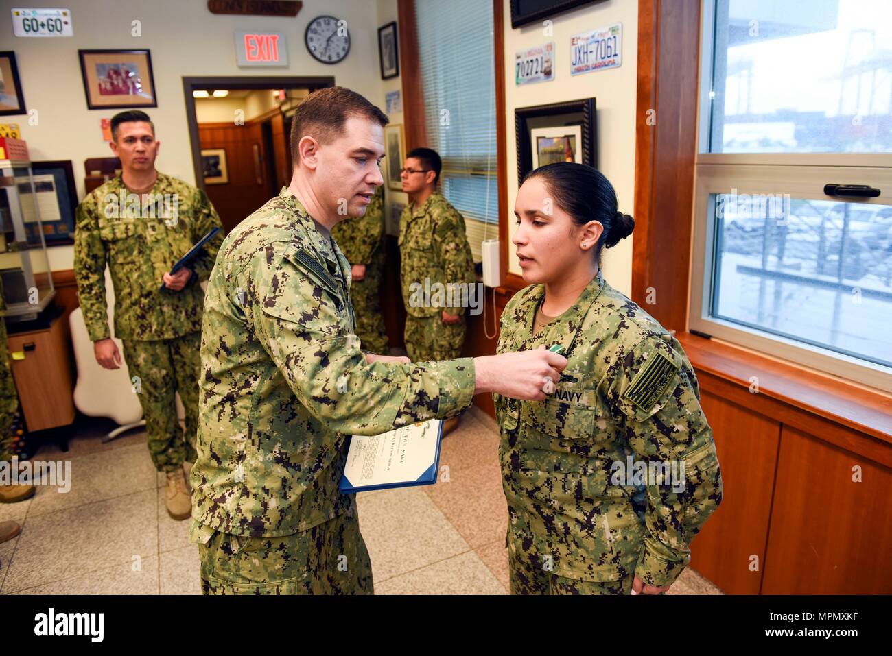 170406-N-WT BUSAN 427-016, Republik Korea (6. April 2017) hinten Adm. Brad Cooper, Commander, U.S. Naval Forces Korea (CNFK) Auszeichnungen Intelligence Specialist 1. Klasse Carolyn Lucena ein Navy Commendation Medal während einer Auszeichnungen bei Viertel an CNFK Hauptquartier. CNFK ist Vertreter der U.S. Navy in der ROK, der Leitung und der Kompetenz in der Marine Fragen der institutionellen und operativen Wirksamkeit zwischen den beiden Marinen zu verbessern und der kollektiven Sicherheit Bemühungen in Korea und der Region zu stärken. (U.S. Marine Foto von Mass Communication Specialist 2. Klasse Jermaine Ralliford) Stockfoto