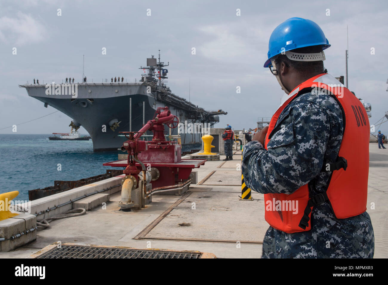 170406-N-XT 039-098 Okinawa, Japan (6. April 2017) der Maschinist Mate 3. Klasse Gary Benson, aus Athen, Ga, Commander, Flotte Aktivitäten Okinawa (Cfao) Port Operations zugeordnet, führt sie die Handhabung Aufgaben als Amphibisches Schiff USS BONHOMME RICHARD (LHD6) kommt pierside am weißen Strand Marinestützpunkt Marines an Bord der 31 Marine Expeditionary Unit. Bonhomme Richard, dem Flaggschiff der Bonhomme Richard amphibischen bereit, Gruppe, ist auf eine Patrouille, die in der Indo-Asia - Pazifik Region warfighting Bereitschaft und Haltung als eine fertige Antwort für jedes Typ verbessern Stockfoto