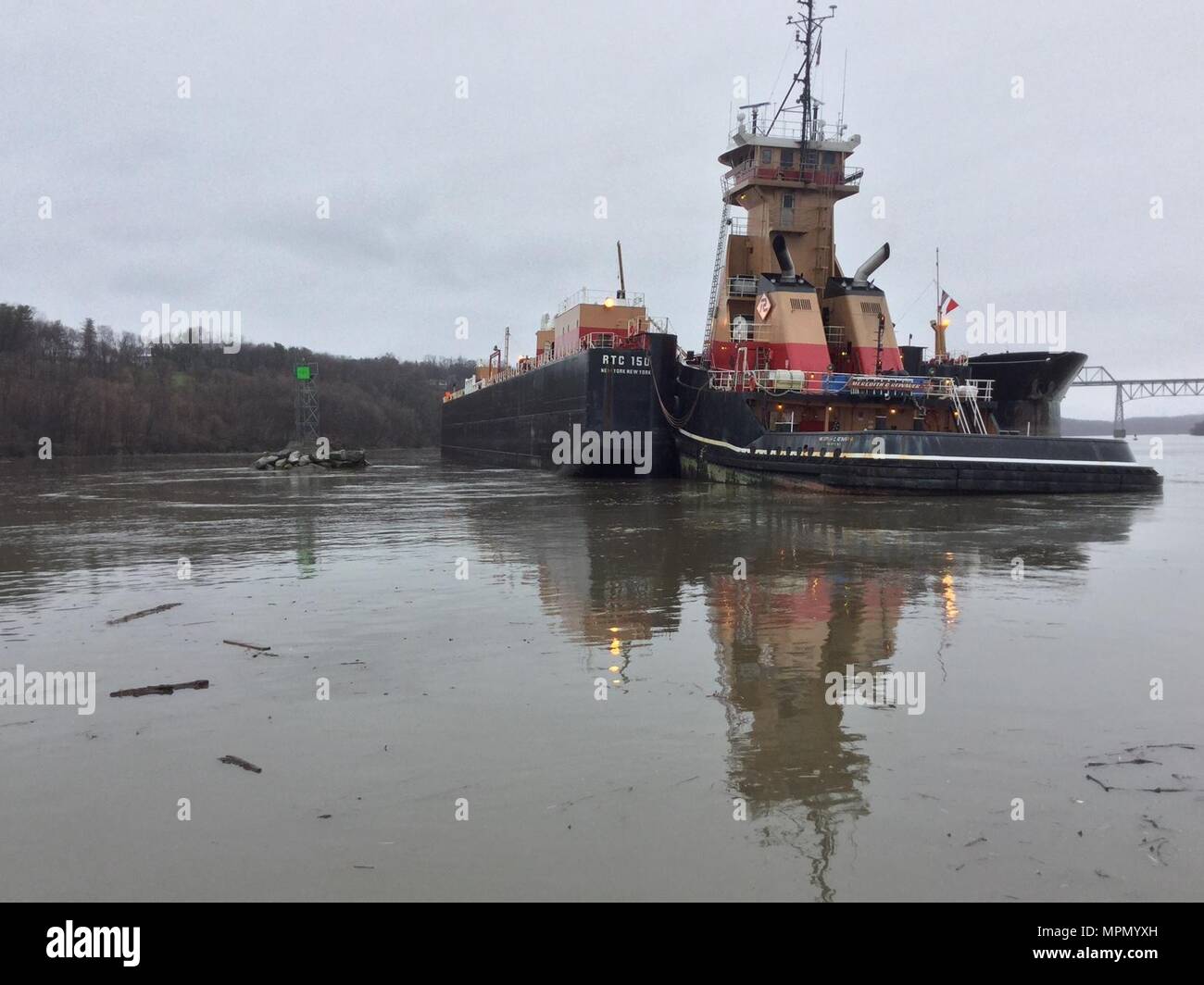Am 4. April 2017 reagierten die Crews der US-Küstenwache auf einen Lastkahn, der im Hudson River bei Catskill, New York, auf Grund lief. Der Lastkahn wurde später während des Einsetzens der Flut am selben Abend wieder in Schwung gebracht. Die Operation umfasste Sicherheitsmaßnahmen für die Schifffahrt und die Koordinierung mit den lokalen Behörden. Der Vorfall unterstreicht die Rolle der Küstenwache bei der Instandhaltung der schiffbaren Wasserstraßen, der Durchführung von Bergungsarbeiten und der Gewährleistung der Seeverkehrssicherheit in der Region. Stockfoto
