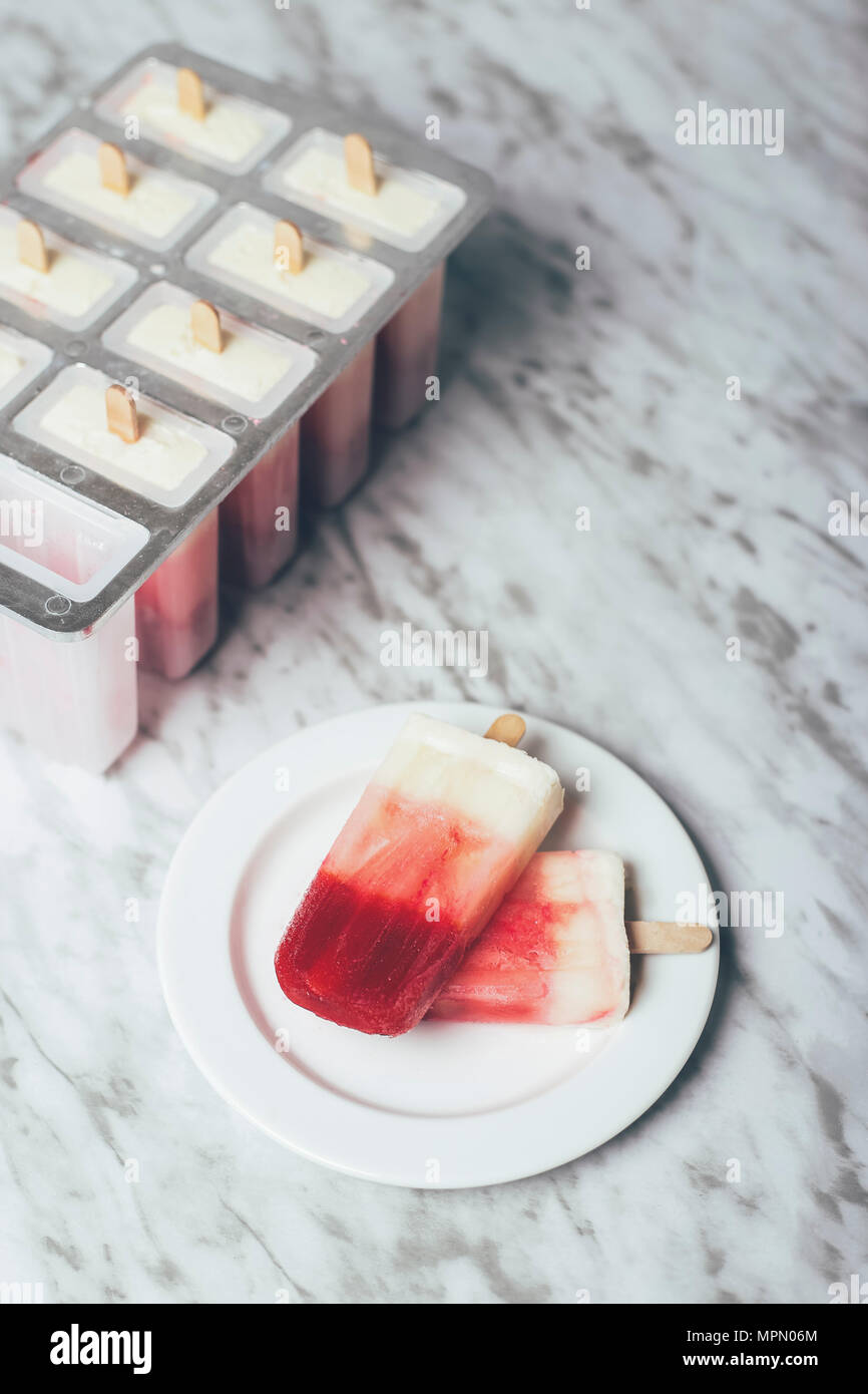 Hausgemachte Erdbeeren und Joghurt Eis am Stiel Stockfoto