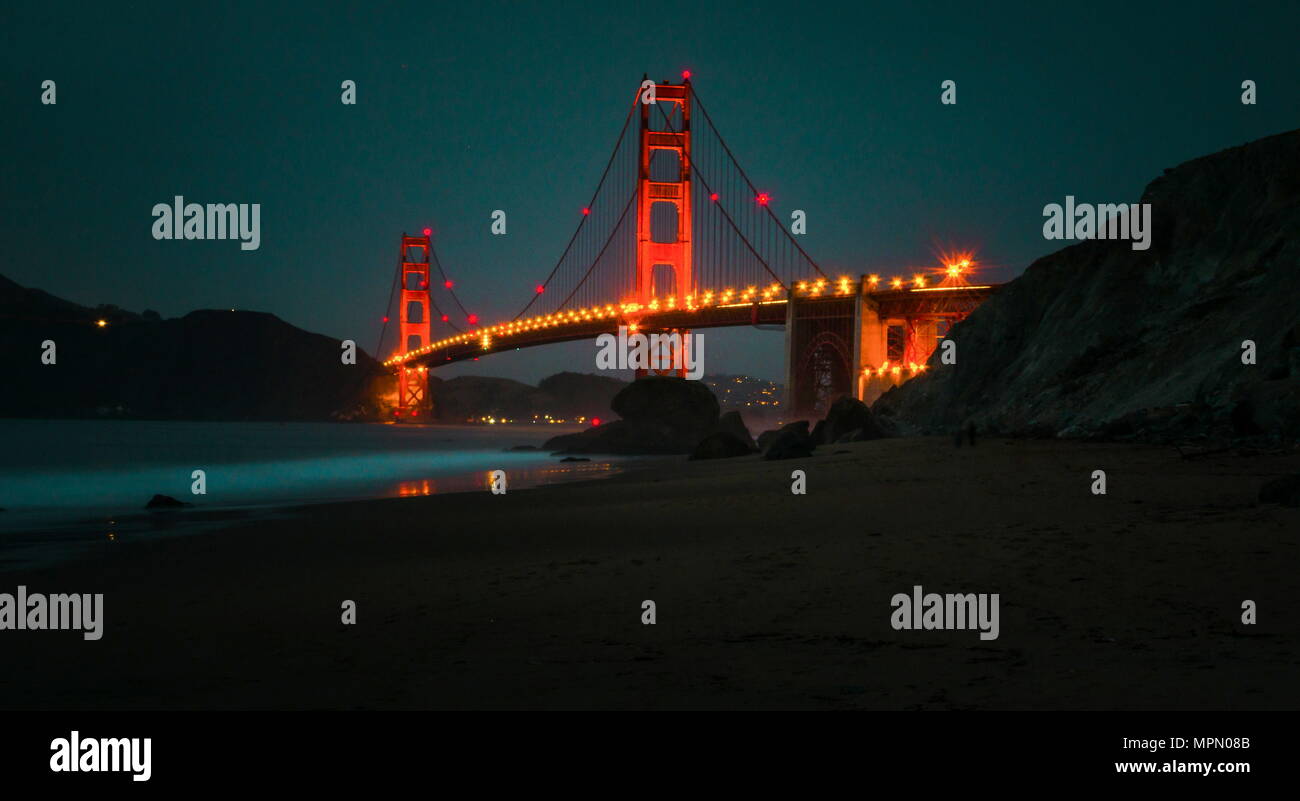 Golden Gate Bridge bei Nacht Langzeitbelichtung Szene aus dem Strand Stockfoto