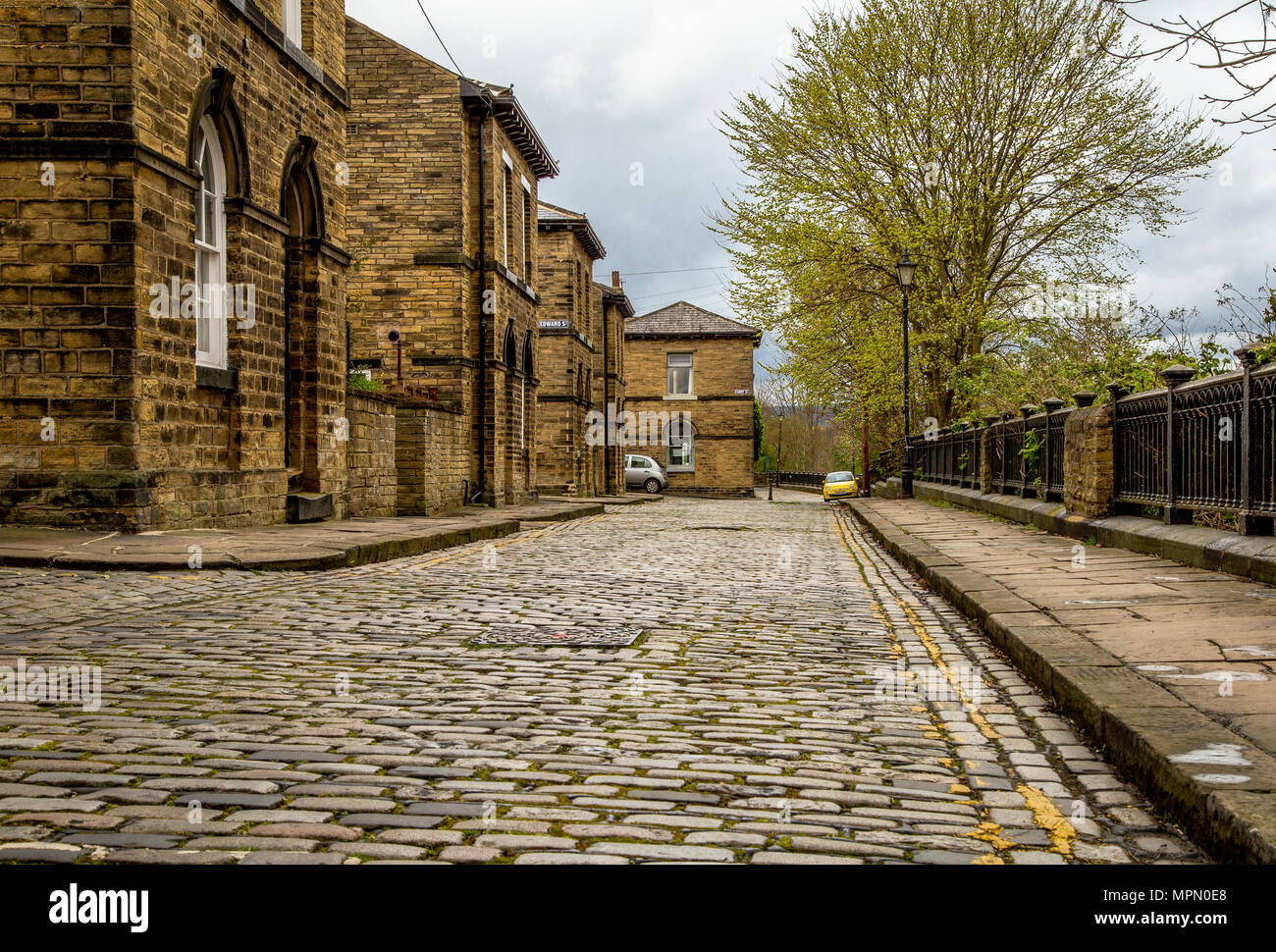 Gepflasterten Straßen von saltaire Village in West Yorkshire. Saltaire ist ein UNESCO-Welterbe. Stockfoto