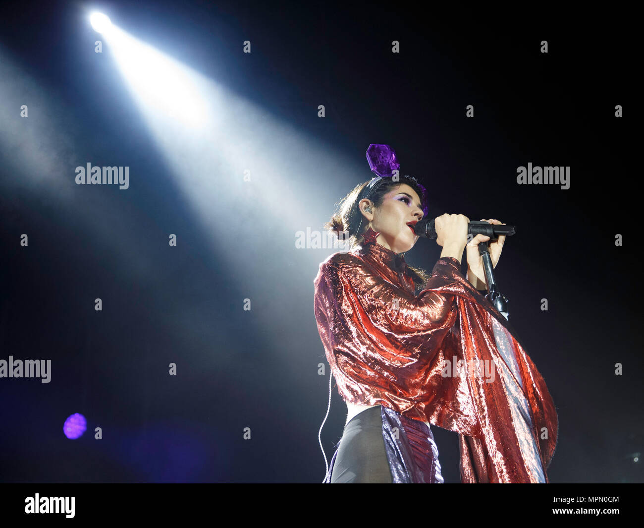 Marina und die Diamanten (Marina Diamandis) live während Ihrer Neon Natur Tour. Marina und die Diamanten live, Marina Diamandis auf der Bühne. Stockfoto