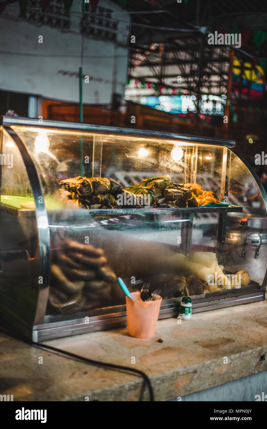 Typische kolumbianische Küche, wie z.b. Tamales, in einem heissen Zähler auf einer Straße essen Marktstand in Cali Stockfoto