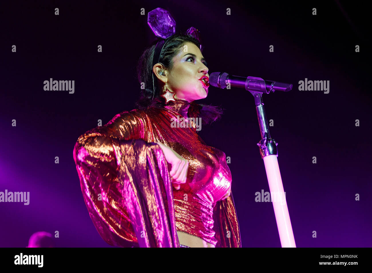 Marina und die Diamanten (Marina Diamandis) live während Ihrer Neon Natur Tour. Marina und die Diamanten live, Marina Diamandis auf der Bühne. Stockfoto