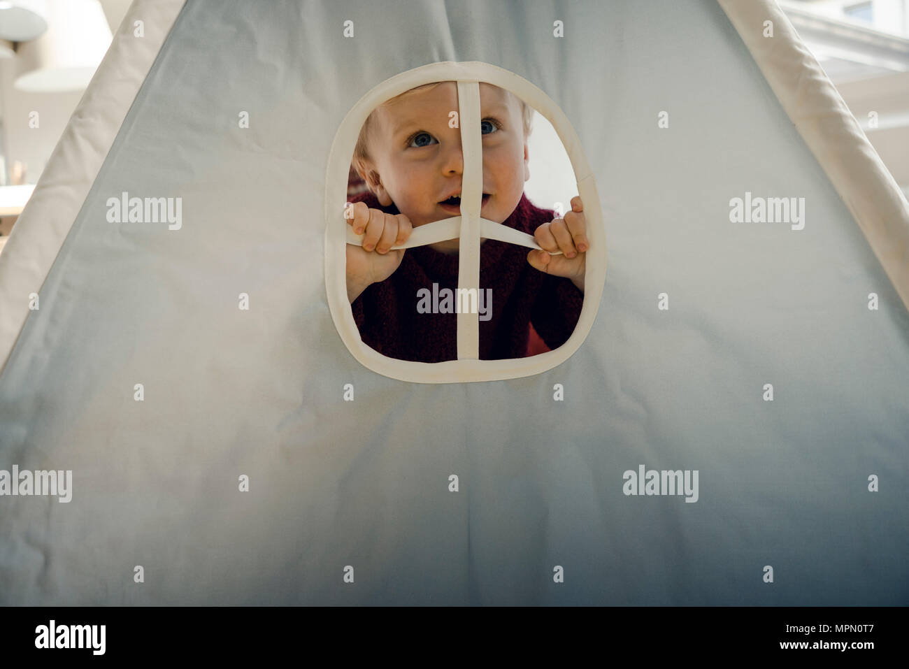 Little Boy spielen im Zelt, Blick durch Fenster, Lachen Stockfoto