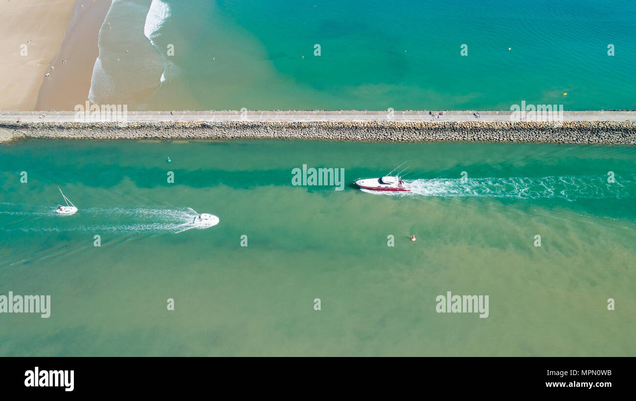 Luftbild der Boote Kreuzung in Saint Gilles Croix de Vie Port, Frankreich Stockfoto