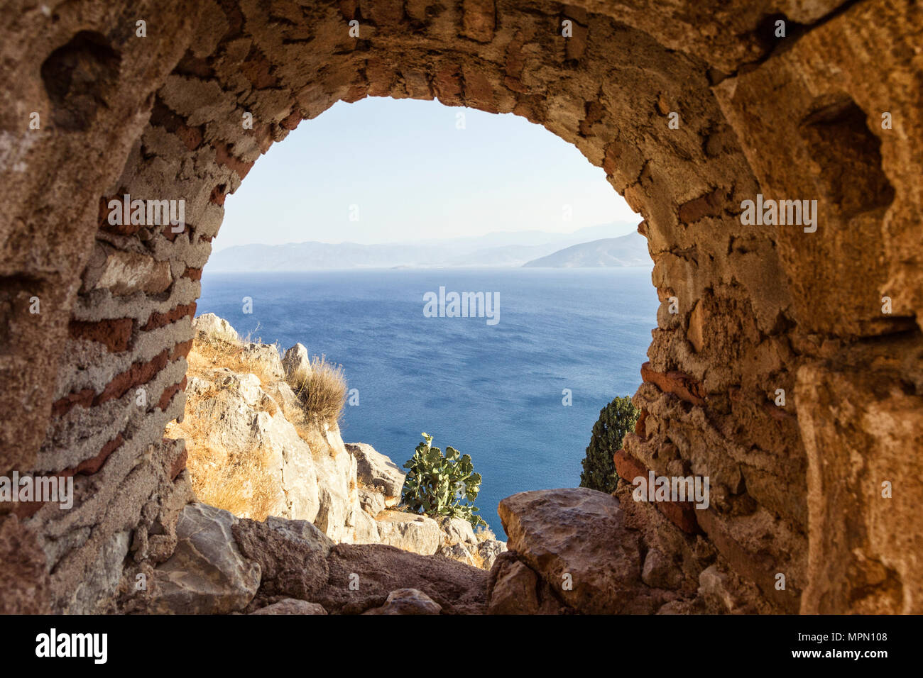 Griechenland, Peloponnes Argolis, Nauplia, Blick durch die Fenster der Festung Palamidi zu Argolischen Golf. Stockfoto