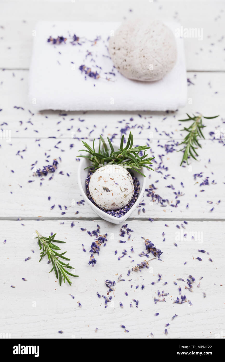 Lavendel blühen und rosmarinseife Ball mit natürlichem Bimsstein und Handtuch Stockfoto
