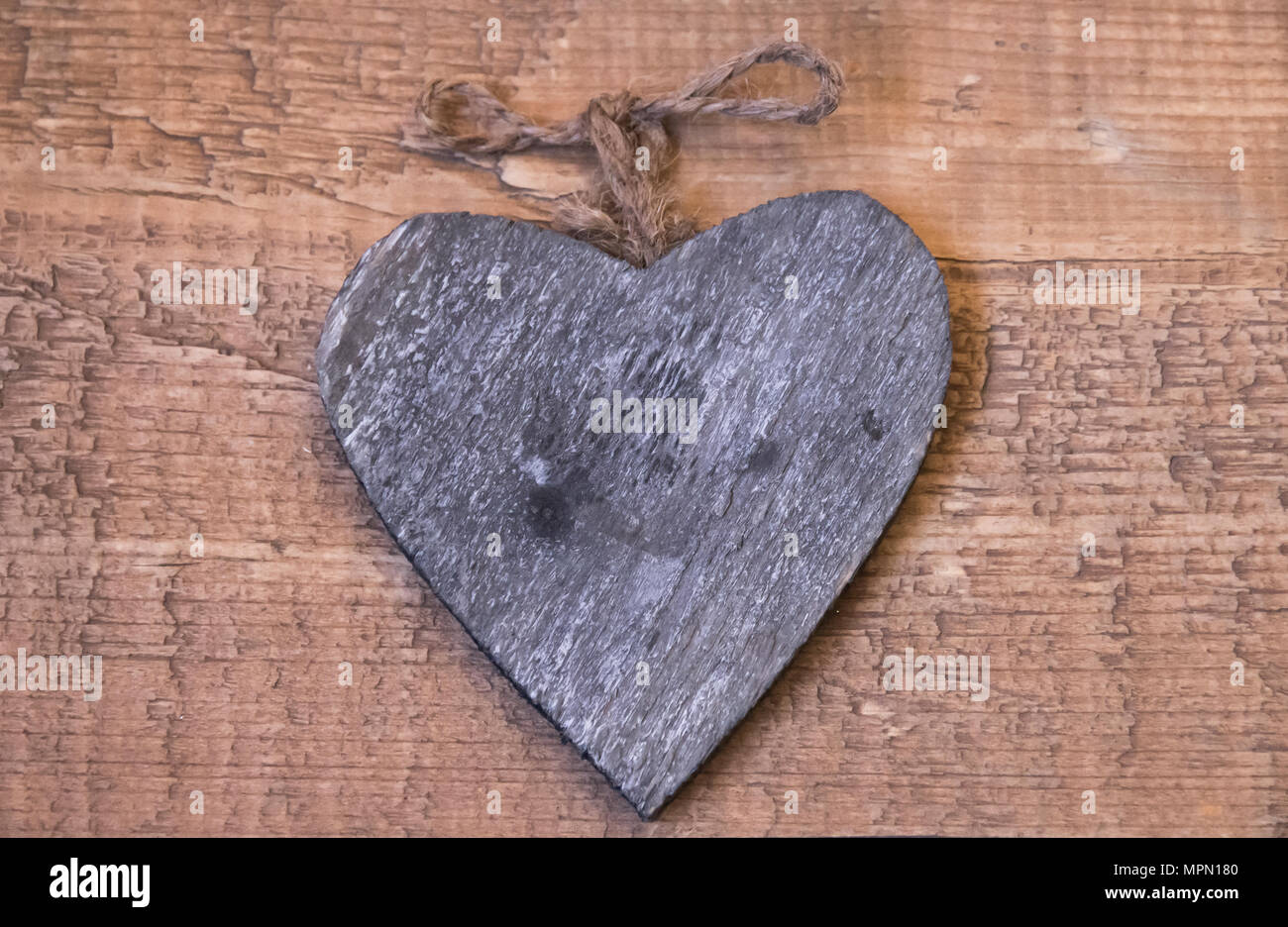 Holz- Vintage Grau Herz mit Schnur von Garn für Innenarchitektur aus Holz- Oberfläche Stockfoto