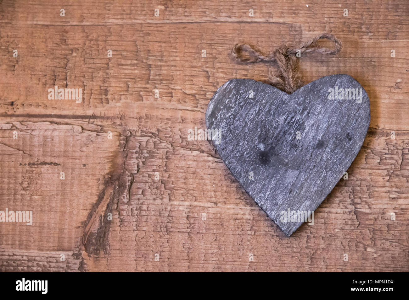 Holz- Vintage Grau Herz mit Schnur von Garn für Innenarchitektur aus Holz- Oberfläche Stockfoto