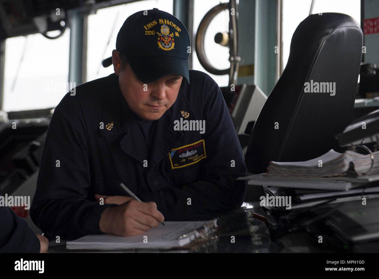 170406-N-von 095-080 PAZIFISCHER OZEAN (6. April 2017) Chief Quartermaster Jeremy Fugler, von Baton Rogue, La., füllt ein Deck auf der Brücke an Bord der Arleigh-Burke-Klasse geführte Anti-raketen-Zerstörer USS Shoup (DDG86) während der Fahrt die Durchführung einer Composite Trainingsgerät Übung (COMPTUEX) mit der nimitz Carrier Strike Group in Vorbereitung für eine bevorstehende Bereitstellung. COMPTUEX Tests die Mission die Bereitschaft der Aktiven der Streik Gruppe durch simulierte Szenarien und ihre Fähigkeit als integrierte Einheit durchzuführen. (U.S. Marine Foto von Mass Communication Specialist 3. Klasse Maria I. Alva Stockfoto