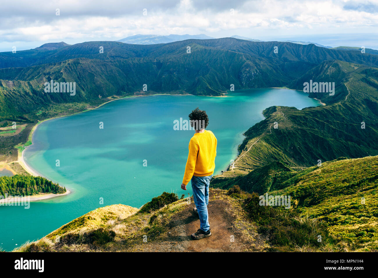 Azoren, Sao Miguel, Rückansicht des Menschen betrachten die Lagoa do Fogo Stockfoto
