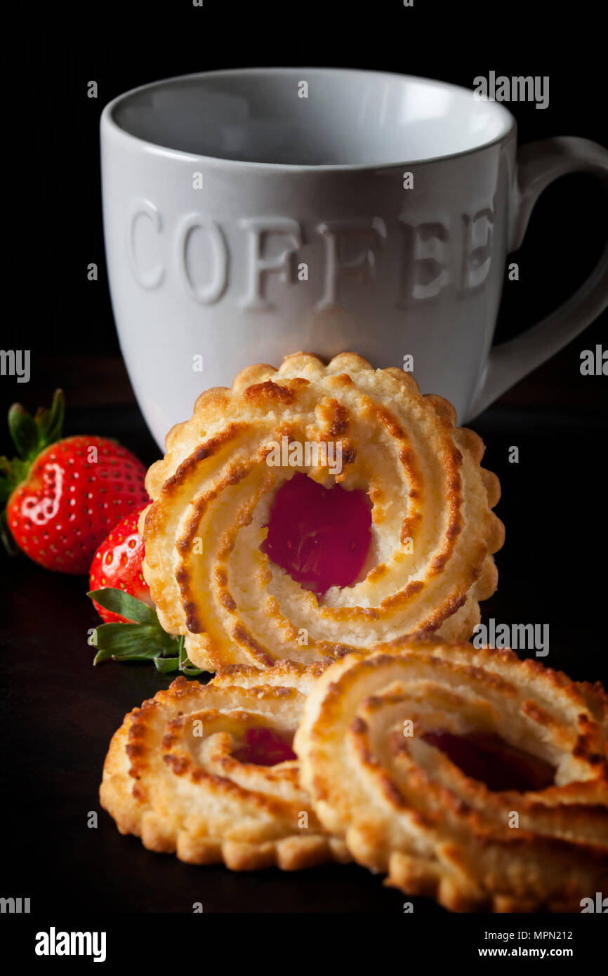 Ox-eye Cookies, Erdbeeren und Coffee Mug Stockfoto