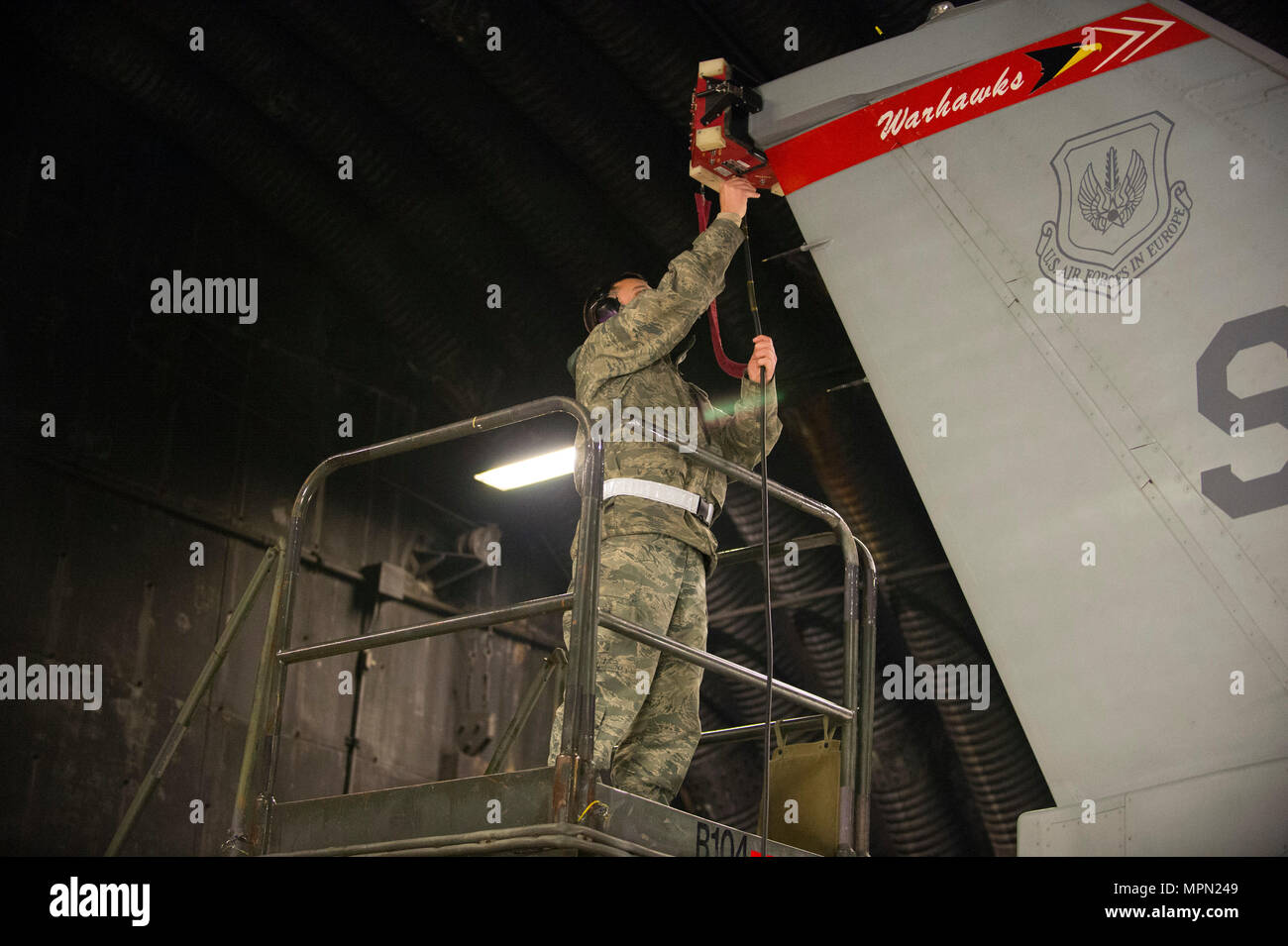 Us Air Force Tech. Sgt. Matthäus Hoover, Bekämpfung Schild Flug Chief aus dem 16. Elektronische Kriegsführung Squadron, Eglin Air Force Base, Fla., legt eine Prüfung auf eine F-16 Fighting Falcon in Spangdahlem Air Base, Deutschland, 23. März 2017. Eine Bekämpfung Schild Team besuchte Spangdahlem März 20-24 die Zuverlässigkeit von mehreren F-16 "Radar Bedrohung Frühwarnsysteme und Gegenmaßnahmen zu bewerten. (U.S. Air Force Foto von älteren Flieger Dawn M. Weber) Stockfoto