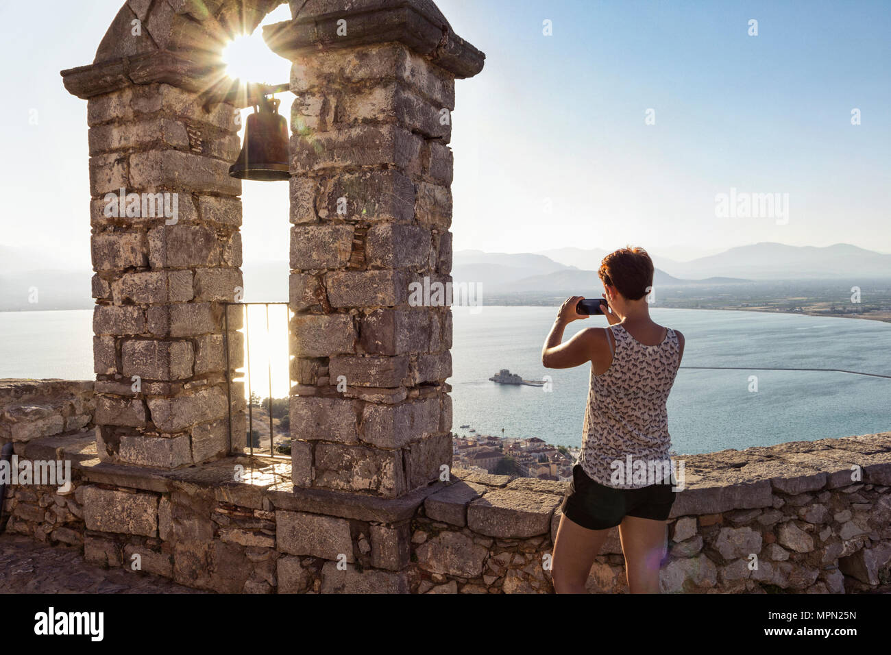 Griechenland, Peloponnes Argolis, Nauplia, Argolischer Golf, Frau fotografieren Blick vom Glockenturm der Festung Palamidi Stockfoto