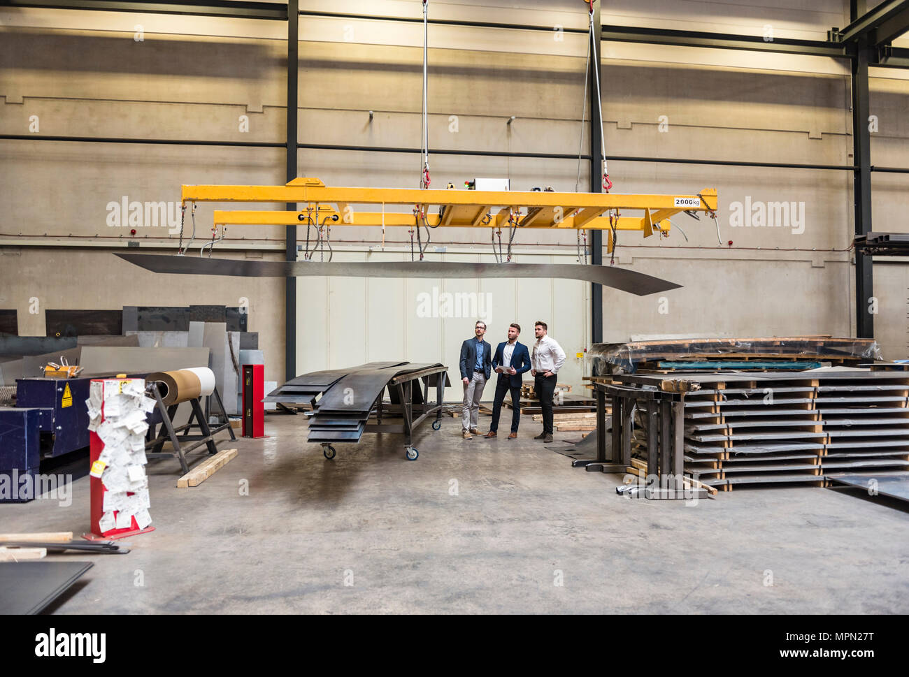 Drei Männer stehen auf Factory Shop Boden Stockfoto