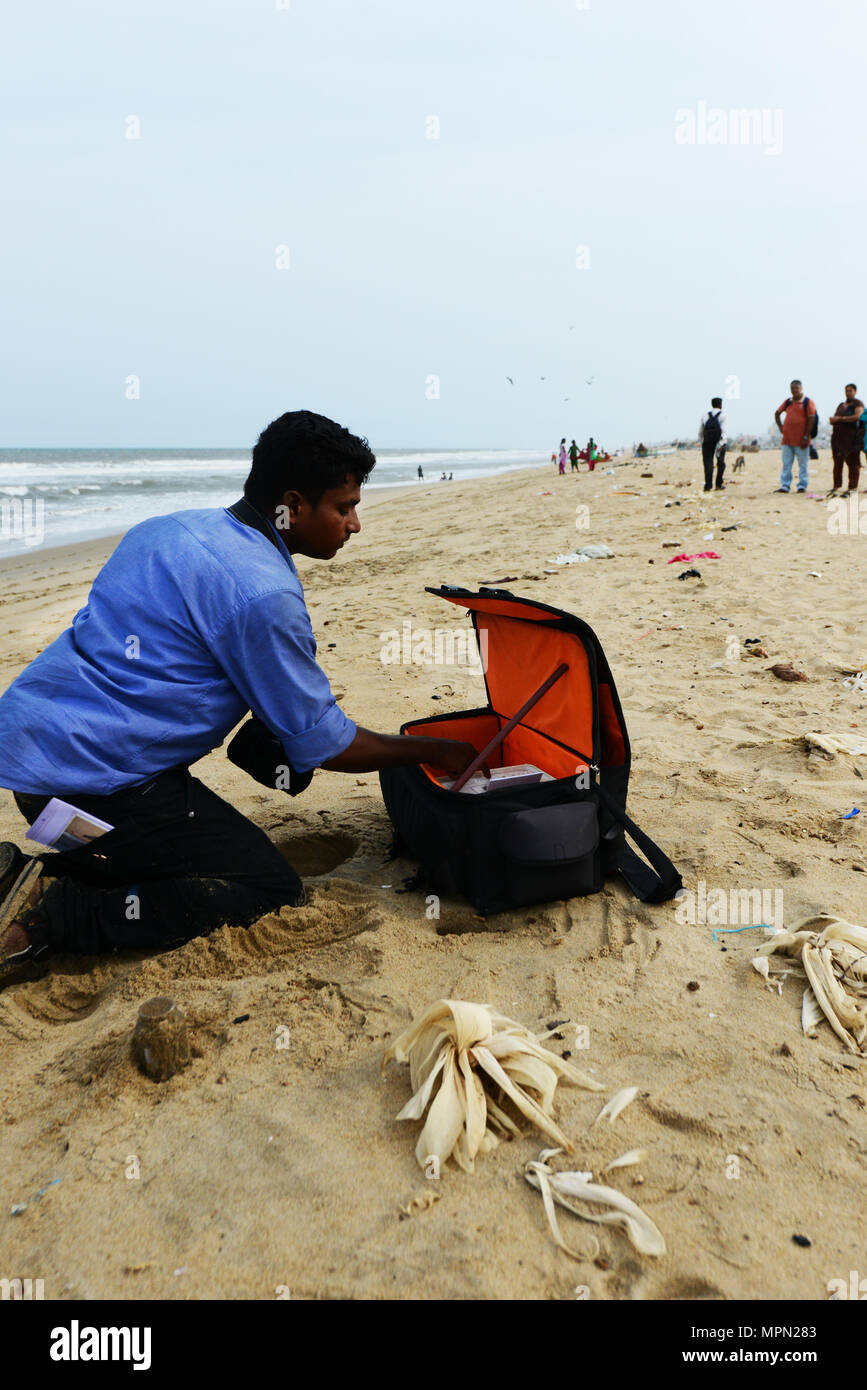Der Strand Fotograf drucken Druckt für Kunden auf Marina Beach in Chennai, Indien. Stockfoto
