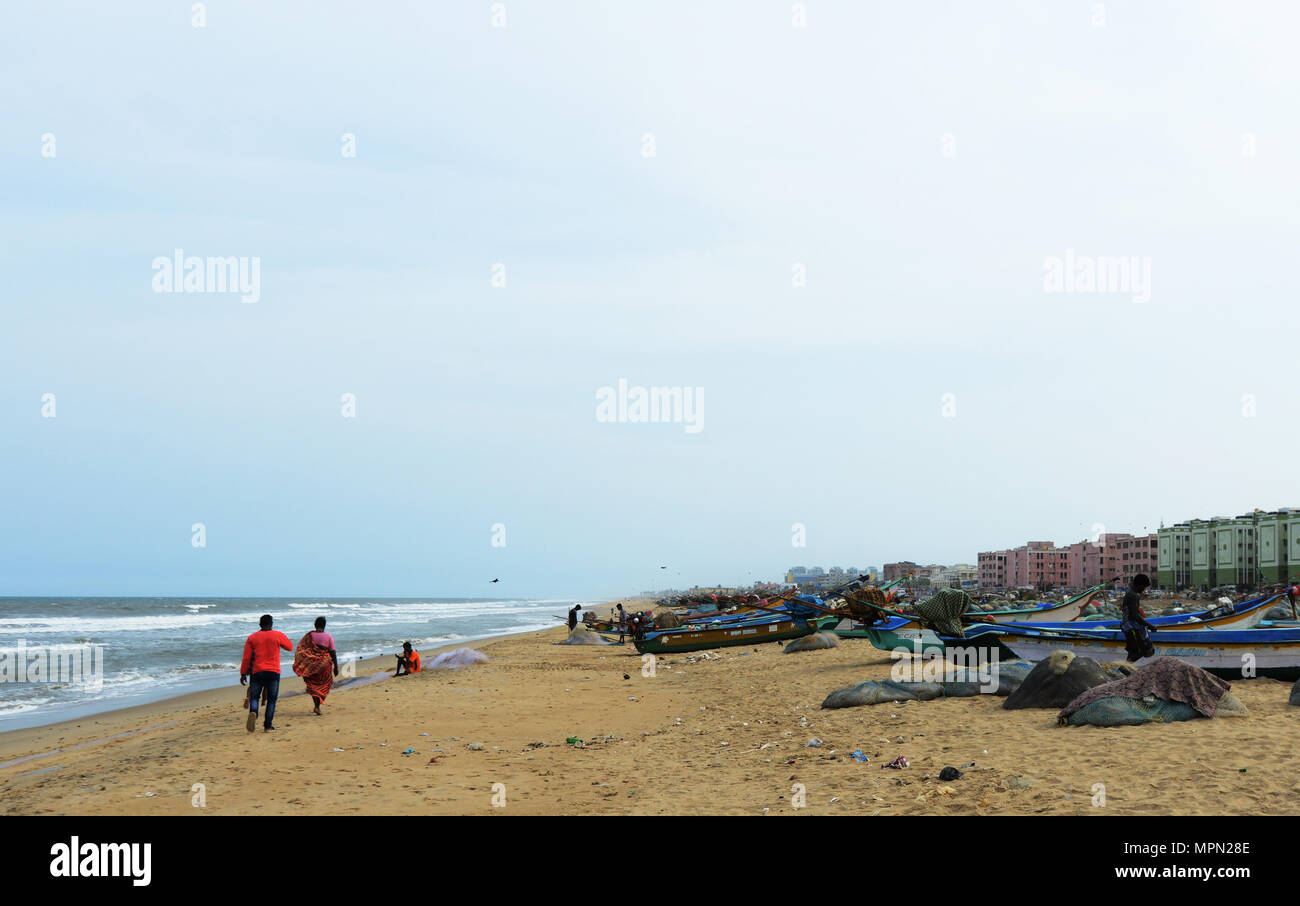 Fischer und Fischerboote auf Marina Beach in Chennai, Indien. Stockfoto