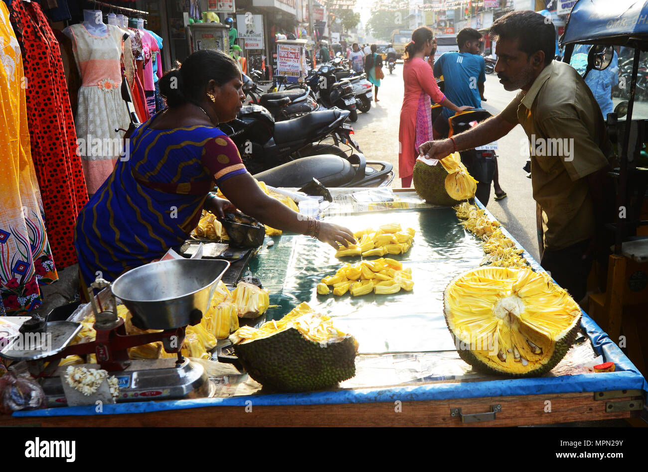Ein jackfruit Anbieter in Chennai, Indien. Stockfoto